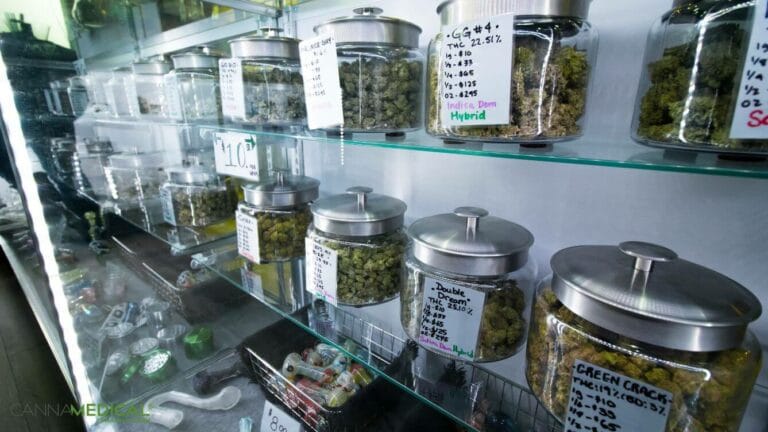 Cannabis lagert in Glasbehälter