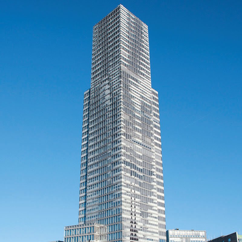 Kölnturm mit blauem Himmel